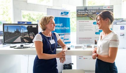 Verena Müller von der DB Netz und Bianca Achilles vom NVR bzw. VRS auf dem Infrastrukturforum „Bündnis für Mobilität“ 2018