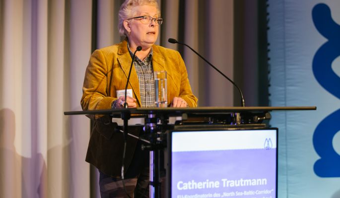 Catherine Trautmann, Ehemaliges Mitglied des Europäischen Parlamentes, redet auf der Bühne.