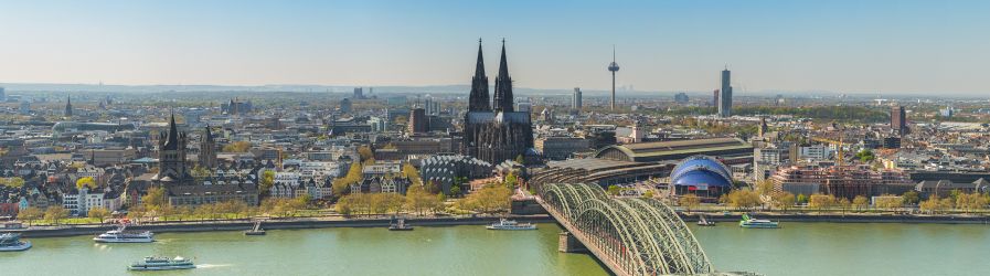 Köln-Skyline. Panorama-Blick vom Rechtsrheinischen ins Linksrheinische.
