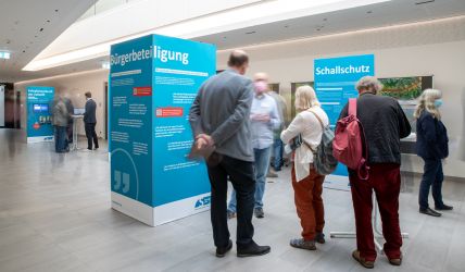 Besucherinnen und Besucher während der Wanderausstellung und Infoveranstaltung zum S-Bahn Ausbau im DB-Schulungszentrum in Dellbrück