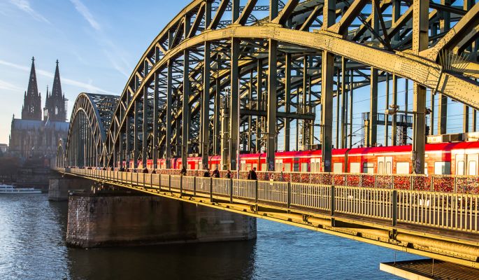 Blick auf die Hohenzollernbrücke und den Kölner Dom.