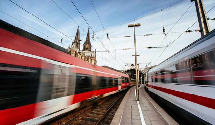 Zwei Züge fahren in den Kölner Hauptbahnhof ein.