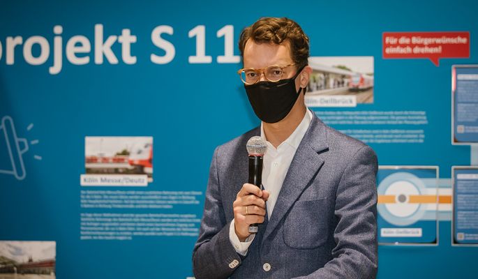 NRW-Verkehrsminister Hendrik Wüst hält eine Rede auf der Eröffnung der Wanderausstellung am Kölner Hauptbahnhof