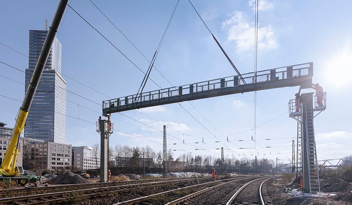 Für das neue Eletronische Stellwerk im Knoten Köln wird eine neue Signalbrücke gebaut.