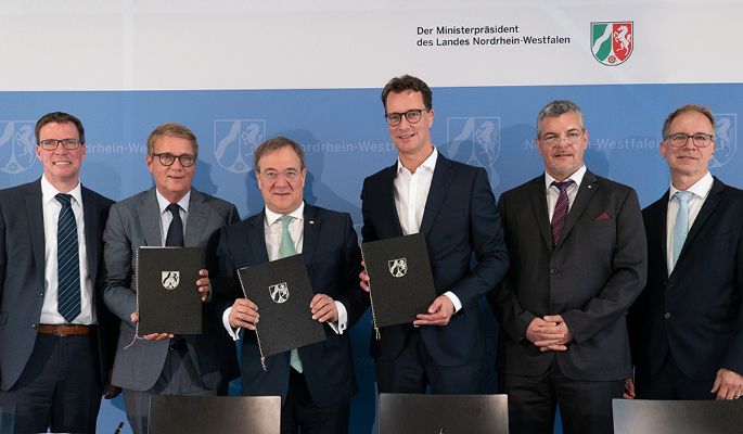 Unter anderem NRW-Ministerpräsident Armin Laschet, DB-Vorstandsmitglied Ronald Pofalla, NVR-Verbandsvorsteher Stephan Santelmann und NRW-Verkehrsminister Hendrik Wüst haben Verträge für zusätzliche Finanzmittel unterzeichnet.