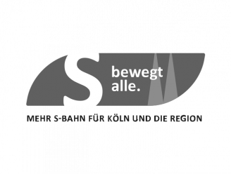 Das Logo des Ausbauprojektes. In einem Parallelogramm mit abgerundeten Ecken links oben und rechts unten steht: "S bewegt alle. Mehr S-Bahn für Köln und die Region". Schemenhaft sind die beiden Türme des Kölner Doms zu erkennen.