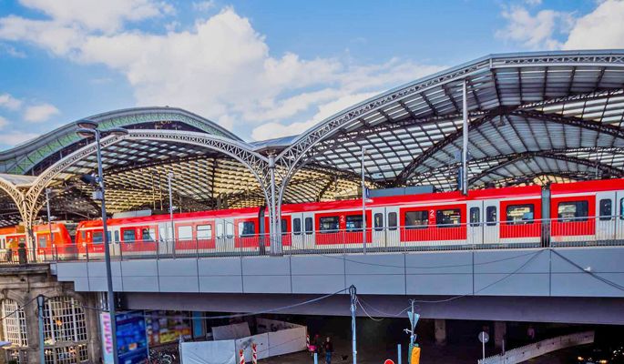 Eine S-Bahn steht im Kölner Hauptbahnhof.