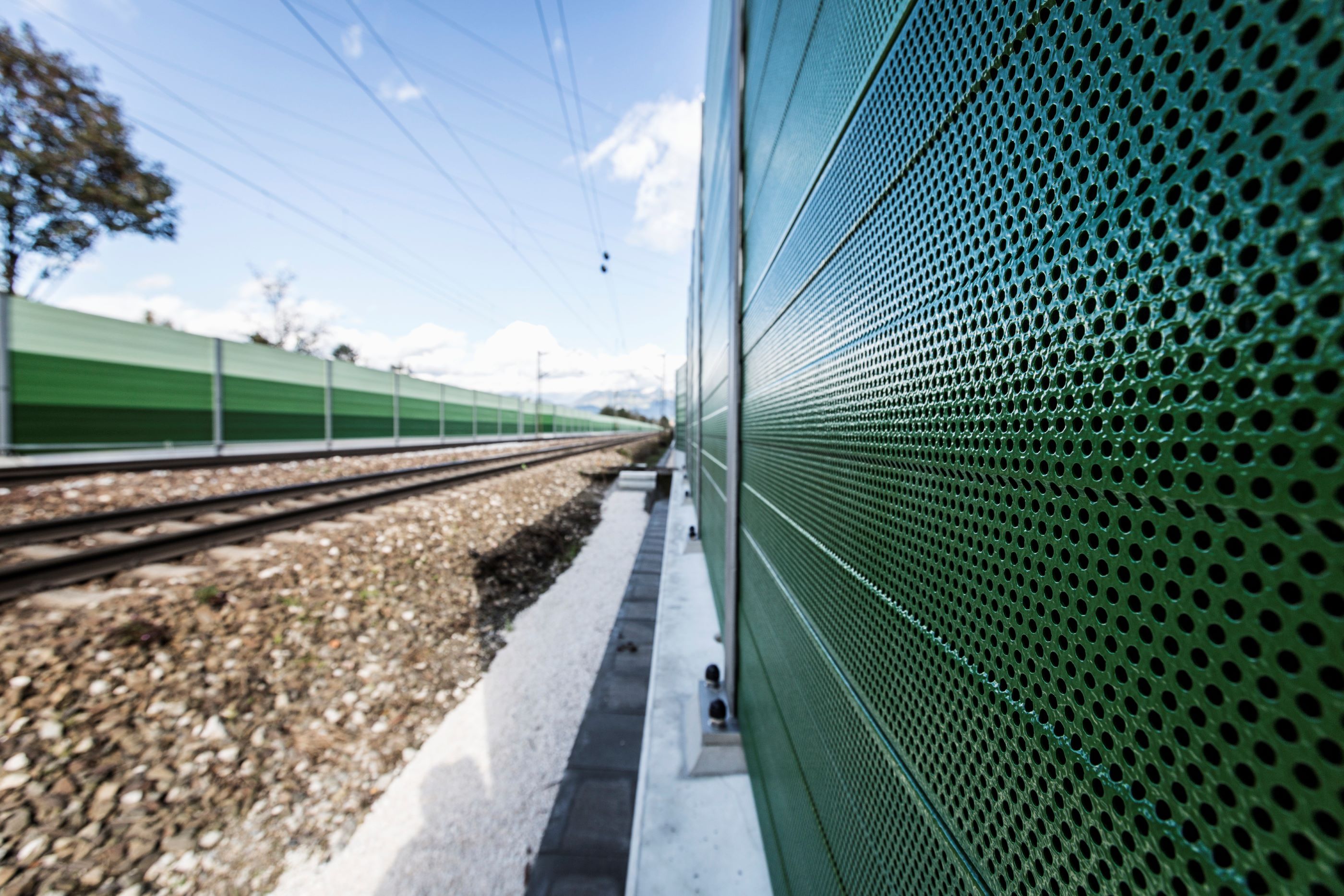 <p>Im Zuge des Ausbaus der Linie S 11 wird die Deutsche Bahn auf einer Länge von 3,5 Kilometern neue Schallschutzwände zwischen Bergisch Gladbach und Köln-Dellbrück errichten. Bei Bürgerbeteiligungsveranstaltungen haben Anwohnende den Wunsch geäußert, an der Gestaltung dieser Wände beteiligt zu werden. Dieses Versprechen hat die Deutsche Bahn eingelöst und unmittelbar Anwohnende nach ihren Vorstellungen zum Schallschutz gefragt.</p>
